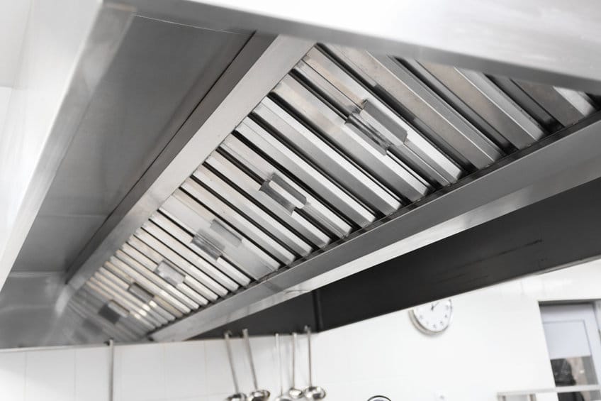 Hotte d'extraction professionnelle en inox dans une cuisine de restaurant