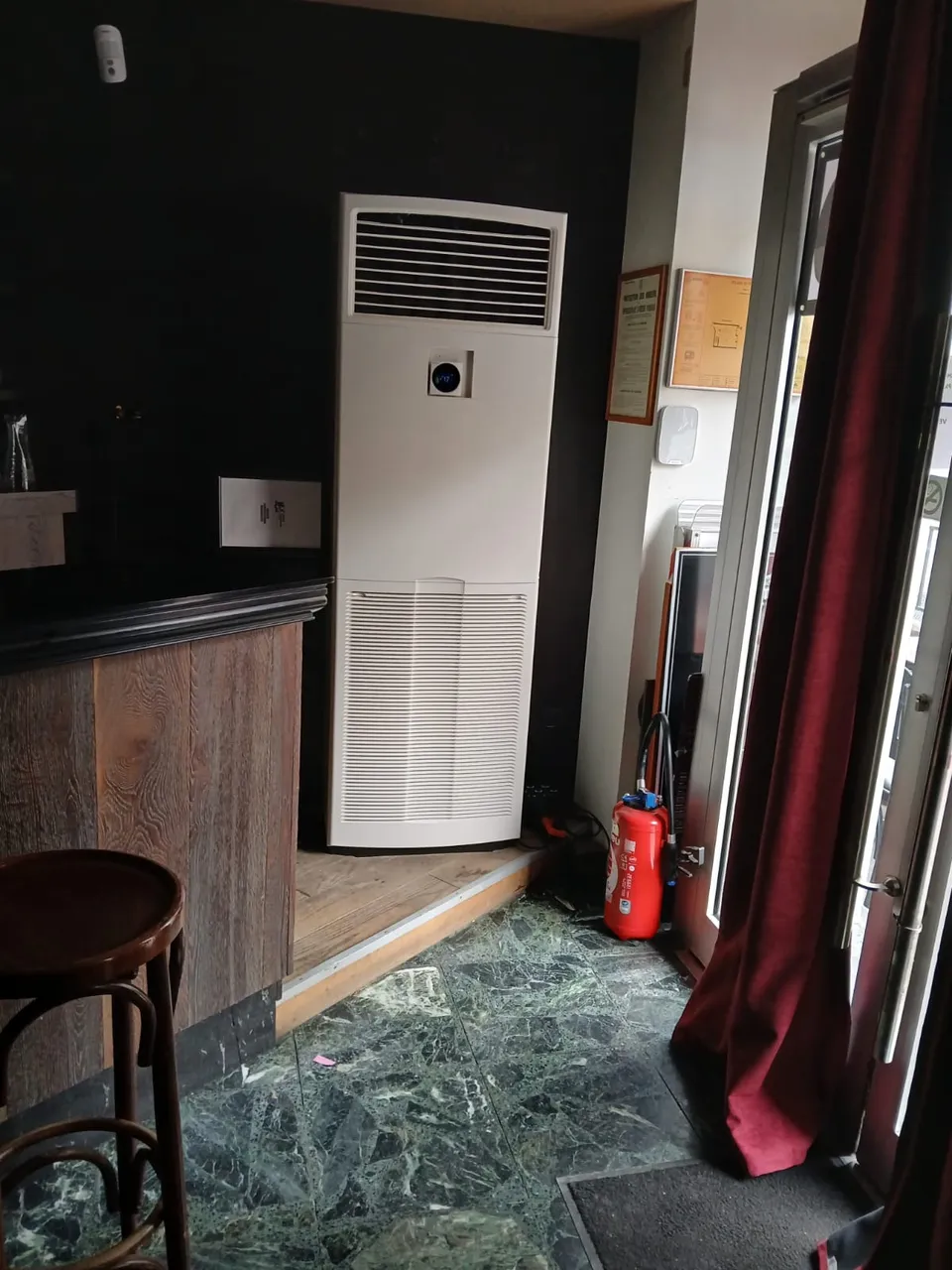 Climatisation gainable installée par EDYCLIM dans un bar-restaurant