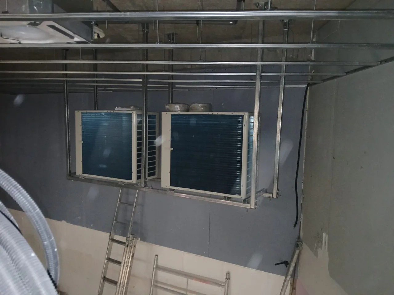 Centrale de traitement d'air montée en plafond sur chantier tertiaire