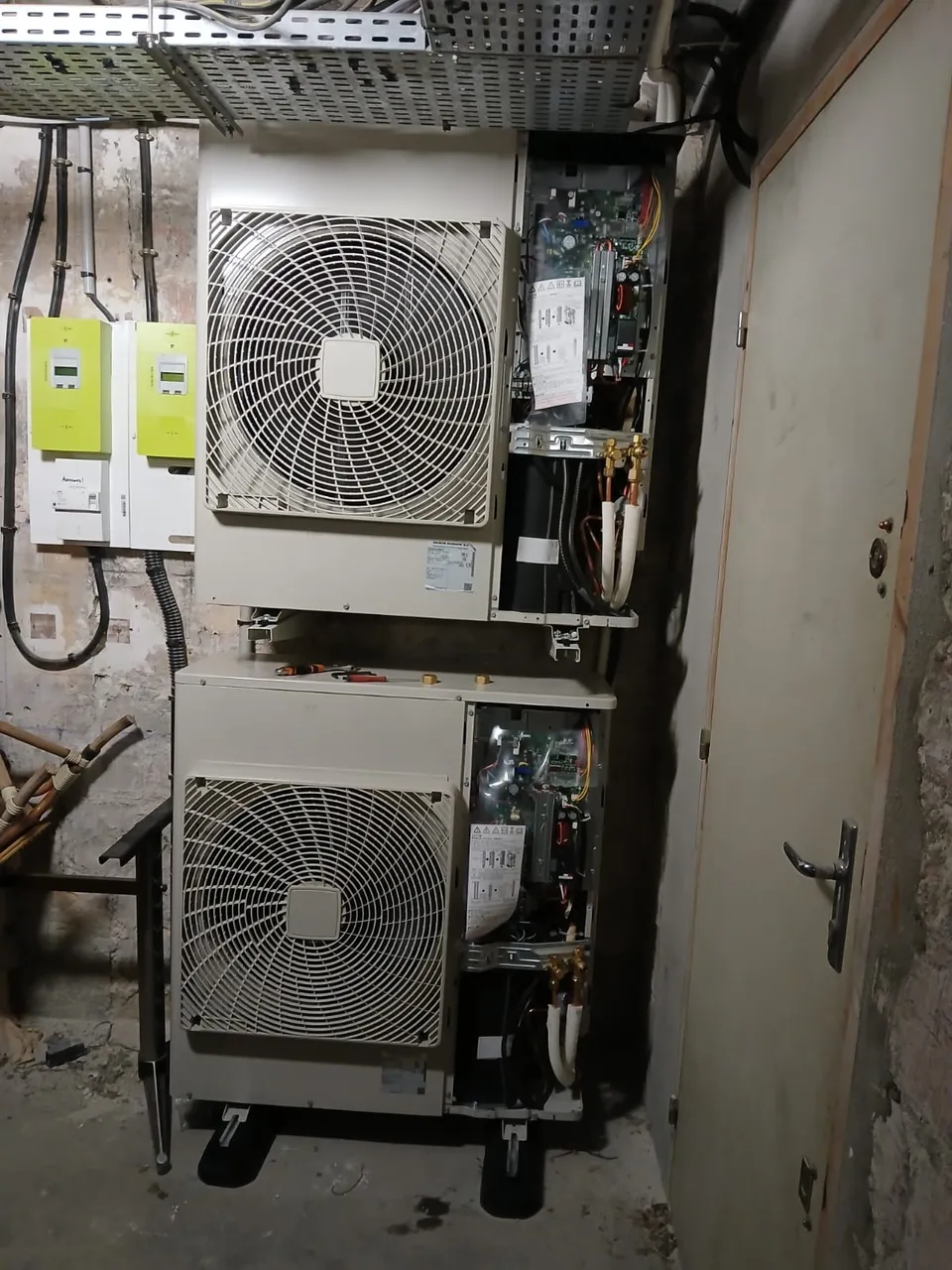Deux pompes à chaleur installées en cascade dans un local technique