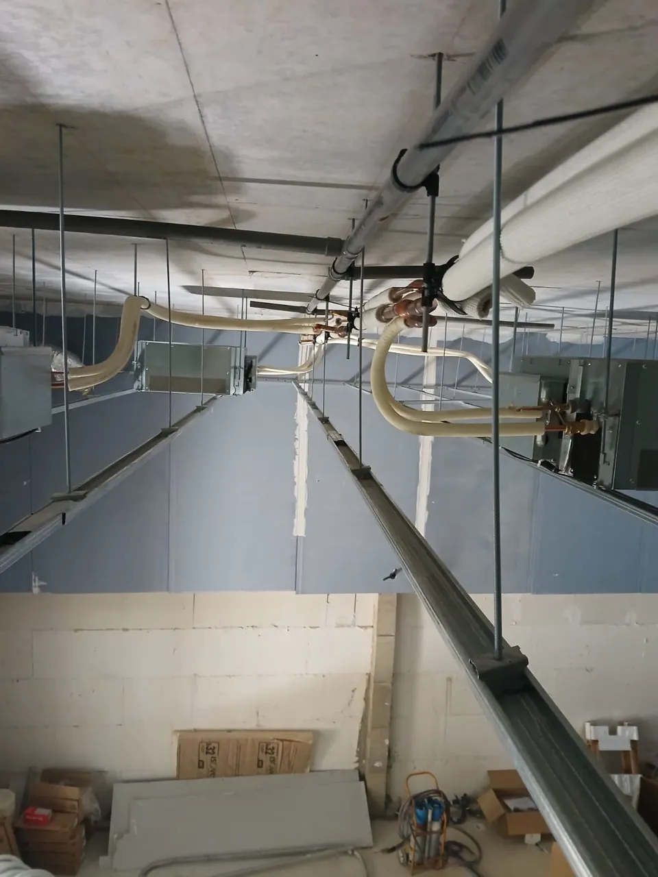 Réseaux frigorifiques cuivre et chemins de câbles en plafond