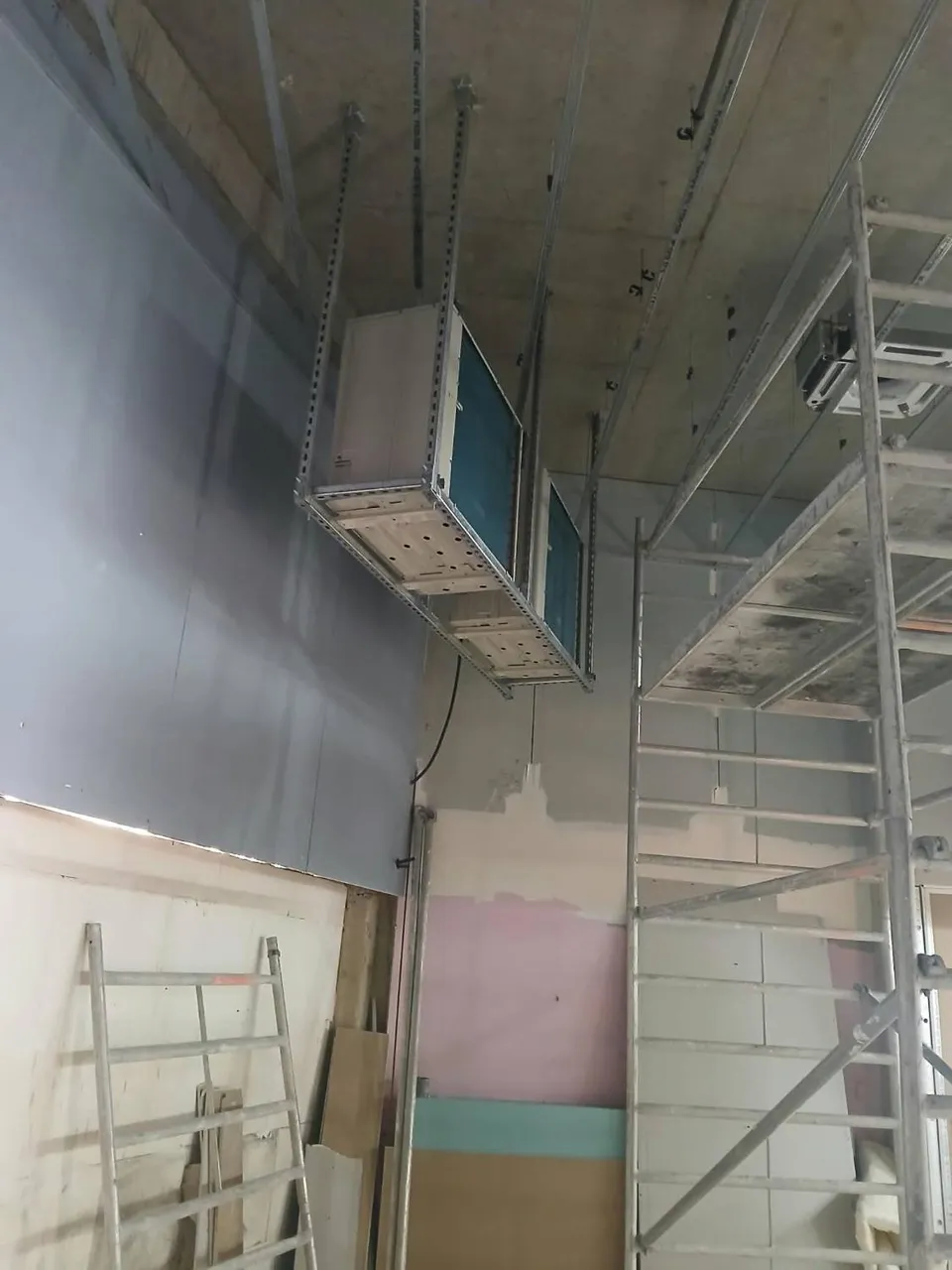 Caissons de ventilation suspendus en plafond sur chantier